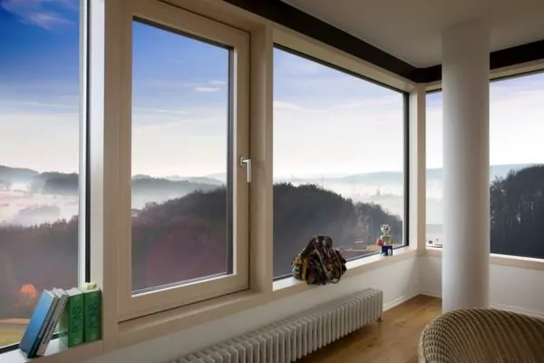 Stilvolle Außenterrasse mit Lamellendach und Beleuchtung